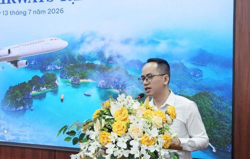 Đại diện Sun PhuQuoc Airways giới thiệu về hãng hàng không. Ảnh: Mỹ Hạnh.