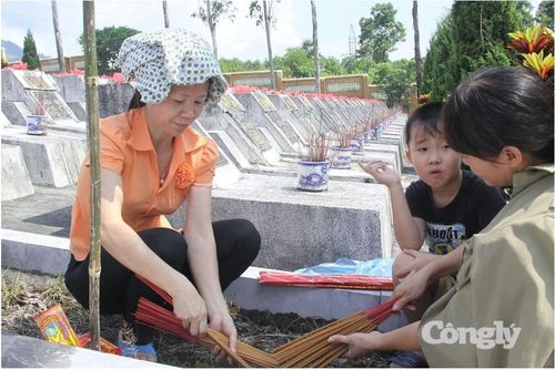 Thân nhân gia đình liệt sĩ. Ảnh Tư liệu