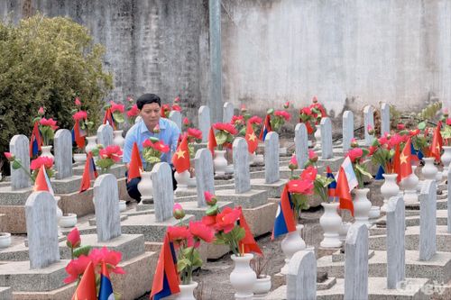 Đồng chí Trần Đức Vinh, Bí thư Chi bộ, Tổng Biên tập Báo Công lý thành kính dâng nén hương tri ân trước anh linh các anh hùng liệt sĩ tại Nghĩa trang Liệt sĩ Quốc tế Việt – Lào