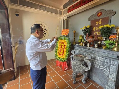 Đồng chí Phạm Anh Tuấn, Ủy viên Ban Chấp hành Đảng bộ Ngân hàng Nhà nước, Bí thư Chi bộ, Vụ trưởng Vụ Thanh toán thành kính dâng hương tại Di tích lịch sử Vũng Rô