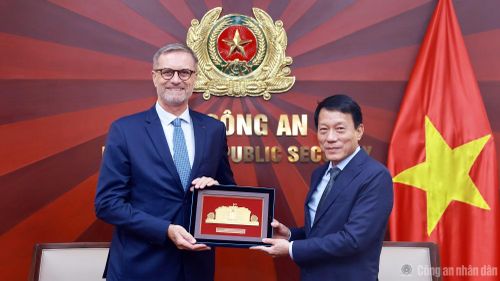 Bộ trưởng Lương Tam Quang tặng quà lưu niệm Đại sứ Olivier Brochet.