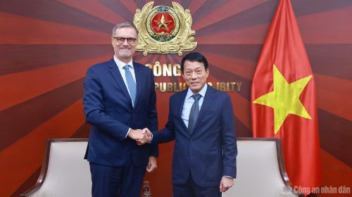 Bộ trưởng Lương Tam Quang mong muốn Đại sứ Olivier Brochet tiếp tục dành tình cảm cho Việt Nam và có những sáng kiến góp phần thúc đẩy quan hệ Việt Nam - Pháp ngày càng phát triển mạnh mẽ.