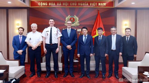 Bộ trưởng Lương Tam Quang và Đại sứ Olivier Brochet cùng các đại biểu.