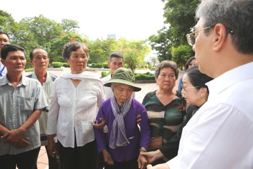 Lãnh đạo TP Hồ Chí Minh trò chuyện, thăm hỏi người dân tới dâng hương tại khu vực Công viên Lê Thị Riêng.