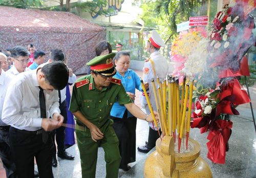 Lãnh đạo và các đại biểu dâng hương, dâng hoa tại Nhà bia tưởng niệm các Anh hùng liệt sĩ hy sinh trong chiến dịch Mậu Thân 1968.