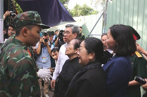 Thăm hỏi, động viên cán bộ chiến sĩ Đội Tìm kiếm, quy tập hài cốt liệt sĩ.