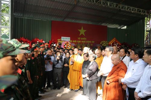 Lãnh đạo TP Hồ Chí Minh thăm hỏi, động viên và trao tặng nhiều phần quà cho các lực lượng làm nhiệm vụ.