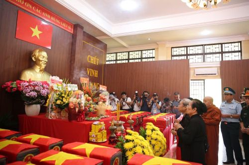 Các đại biểu dâng hương tại khu vực Nhà quàn hài cốt liệt sĩ.