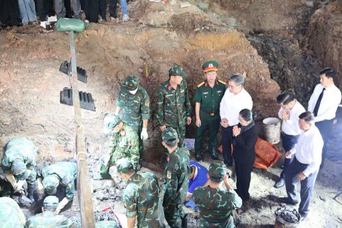 Đồng chí Nguyễn Phước Lộc cùng các đại biểu đã thăm hỏi, động viên và trực tiếp chứng kiến các cán bộ chiến sĩ Đội Tìm kiếm, quy tập hài cốt liệt sĩ đang thực hiện nhiệm vụ…