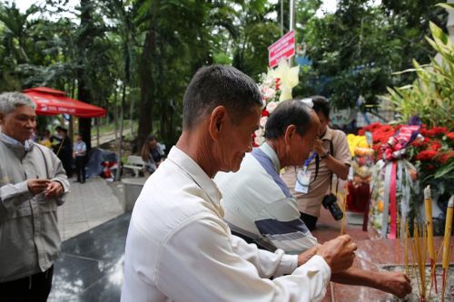Người thân của Liệt sĩ Huỳnh Văn Quên thắp hương tại khu vực Công viên Lê Thị Riêng.