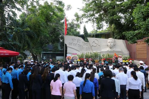 Các đại biểu tại buổi lễ.