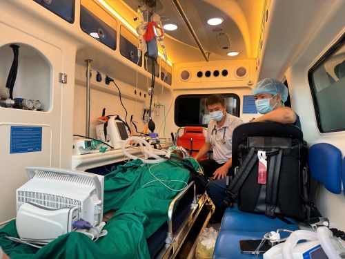 Nam bệnh nhân có diễn biến sức khỏe nặng nhất được đưa lên máy bay chuyển thẳng về Bệnh viện Chợ Rẫy.