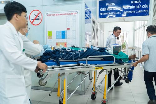 Bệnh nhân nhanh chóng được chuyển về Khoa Hồi sức cấp cứu - Bệnh viện Chợ Rẫy để cứu chữa, giành lại sự sống.