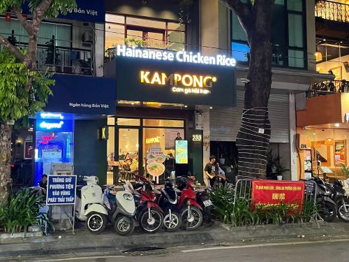 Các điểm trông giữ xe được bố trí trên nhiều tuyến phố quanh khu vực phố đi bộ.