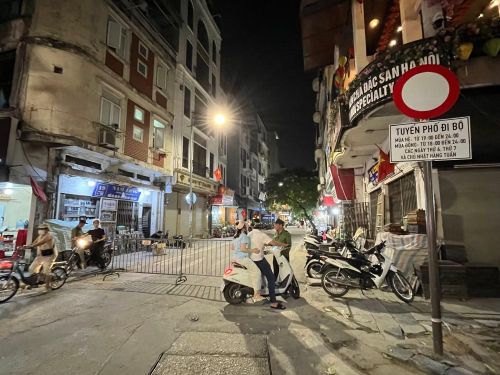 Người dân được hướng dẫn quay lại gửi xe trước khi vào tuyến phố trong vùng thí điểm phát thải thấp.
