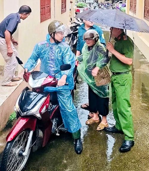 Không quản mưa nắng, Công an xã Bao La bố trí cán bộ đưa đón thân nhân liệt sĩ đến điểm thu nhận mẫu sinh phẩm ADN.