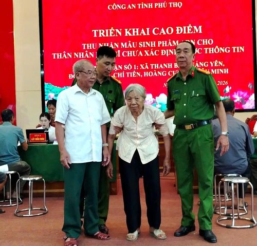 Cụ Dương Thị Được (81 tuổi, ở xã Bao La) là em gái ruột của liệt sĩ và bản thân cụ cũng có chồng là liệt sĩ đến trung tâm thu nhận mẫu sinh phẩm ADN.