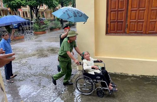 Bước chân chạy đua với nhiệm vụ.