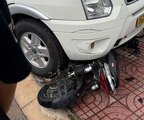 Chiếc xe đạp điện nằm dưới gầm ôtô.