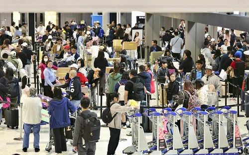 Khách du lịch outbound của Nhật Bản tới sảnh chờ khởi hành quốc tế tại sân bay quốc tế Narita ở Narita, tỉnh Chiba, hồi tháng 4/2026. Ảnh: Kyodo