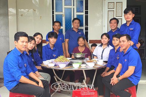  Cựu chiến binh Lê Thị Sấm (ấp Cây Cui, xã Ninh Thạnh Lợi) vui vẻ quây quần bên mâm cơm cùng các bạn đoàn viên, thanh niên.