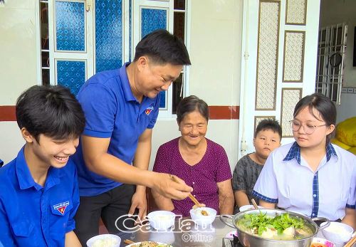 Bữa cơm đơn giản nhưng đầy ắp nghĩa tình.