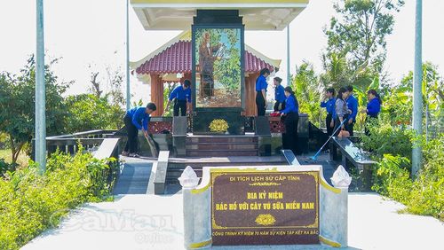 Đoàn viên, thanh niên xã Trí Phải vệ sinh khu vực Di tích Bia kỷ niệm Bác Hồ với cây vú sữa miền Nam.