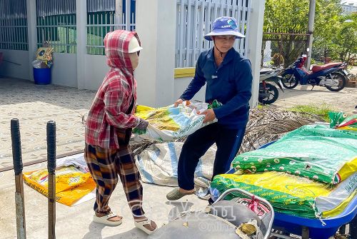 Đồng vợ đồng chồng - hình ảnh quen thuộc của vợ chồng anh Nguyễn Phước Thịnh trên mỗi chuyến vá đường, lặng lẽ góp phần giữ bình yên cho những tuyến đường quê.
