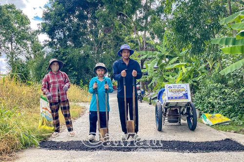 Mùa hè của cậu học trò lớp 6 không chỉ có những ngày nghỉ mà còn theo cha mẹ đi vá đường, em học cách sẻ chia bằng việc làm thiết thực vì cộng đồng.