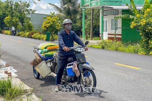 Chiếc xe máy cũ là bạn đồng hành vá đường với anh Thịnh.