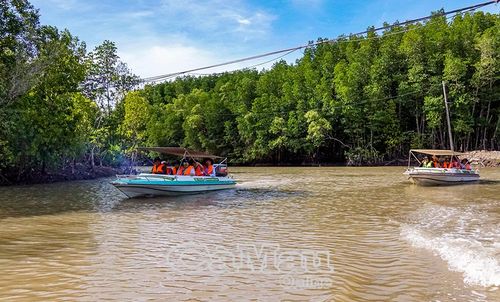 Hoạt động du lịch phục hồi tích cực với hơn 5,3 triệu lượt khách, doanh thu đạt gần 5.400 tỷ đồng, đóng góp quan trọng vào tăng trưởng chung của tỉnh.