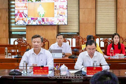 Đồng chí Hồ Trung Việt, Ủy viên Ban Thường vụ Tỉnh ủy, Trưởng ban Tuyên giáo và Dân vận Tỉnh ủy và đồng chí Phan Thanh Duy, Ủy viên Ban Thường vụ Tỉnh ủy, Trưởng ban Tổ chức Tỉnh ủy, tham dự hội nghị. 