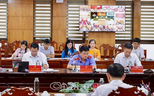  Đồng chí Trần Hữu Phước, Ủy viên Ban Thường vụ Tỉnh ủy, Trưởng ban Nội chính Tỉnh ủy và các đại biểu tham dự hội nghị.
