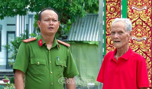  Ông Danh Lấp, Liên Tổ phó Tổ tự quản dòng tộc về ANTT ấp Vĩnh Lộc, cũng là người có uy tín tại địa phương (bìa phải) thông tin nhanh tình hình ANTT trên địa bàn với lực lượng Công an xã.