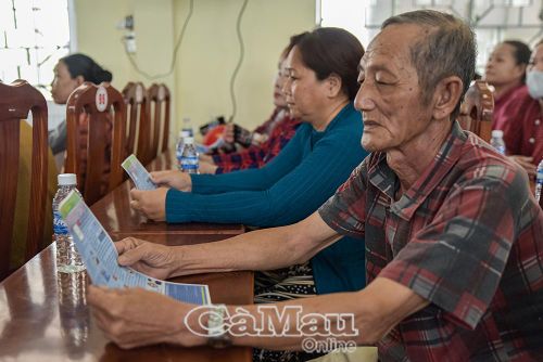 Những tờ rơi cũng là kênh quan trọng cung cấp thông tin đến bà con.