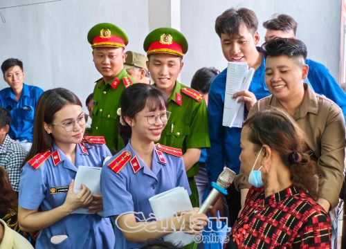 Tại phiên tòa giả định ở xã Tân Tiến, ngư dân hào hứng chia sẻ những kiến thức được tuyên truyền.