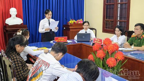 Thẩm phán Nguyễn Thị Thanh Tâm công bố quyết định đưa N.T.K vào trường giáo dưỡng thay cho hình phạt tù.