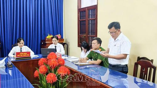 Ông Nguyễn Minh Hoàng, đại diện người làm công tác xã hội trên địa bàn xã Vĩnh Mỹ B, báo cáo về nhân thân và đề xuất áp dụng biện pháp xử lý chuyển hướng đối với N.T.K.