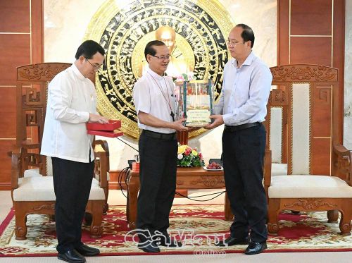  Bí thư Tỉnh ủy Nguyễn Hồ Hải nhận quà tri ân của Giáo phận Cần Thơ.