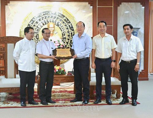 Bí thư Tỉnh ủy Nguyễn Hồ Hải trao bảng tri ân của tỉnh Cà Mau đến Giáo phận Cần Thơ sau thành công của Lễ tuyên phong Chân phước Linh mục Phanxicô Xaviê Trương Bửu Diệp.
