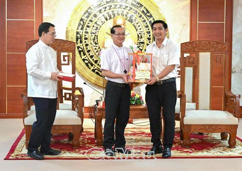 Phó Chủ tịch Ủy ban MTTQ Việt Nam tỉnh Cà Mau Bùi Minh Hải đại diện Ủy ban MTTQ Việt Nam tỉnh Cà Mau nhận quà tri ân của Giáo phận Cần Thơ.