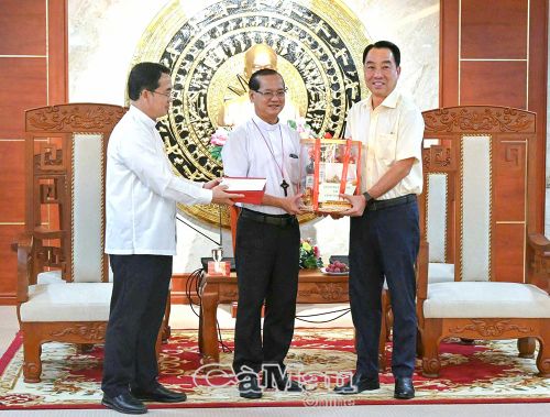  Phó Bí thư Tỉnh ủy, Chủ tịch UBND tỉnh Lữ Quang Ngời thay mặt HĐND, UBND tỉnh nhận quà tri ân của Giáo phận Cần Thơ.