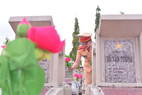  Hơn 18.800 đóa hoa sen mới sẽ được thay thế tại 11 nghĩa trang liệt sĩ trên địa bàn tỉnh Cà Mau trong dịp 27/7 năm nay.