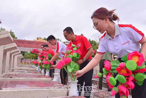 Thay hoa phần mộ liệt sĩ là hoạt động ý nghĩa được Viettel Cà Mau duy trì tổ chức trong nhiều năm qua.