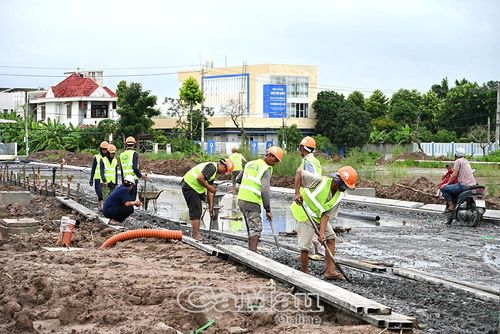  Mặc dù thời tiết mưa nhiều, đơn vị thi công vẫn tập trung nhân lực, phương tiện để hoàn thành các hạng mục theo kế hoạch.