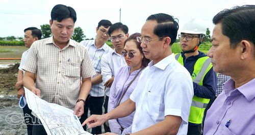  Đồng chí Hồ Thanh Thủy đề nghị các đơn vị tiếp tục tập trung nhân lực, phương tiện, đẩy nhanh tiến độ thi công dự án.