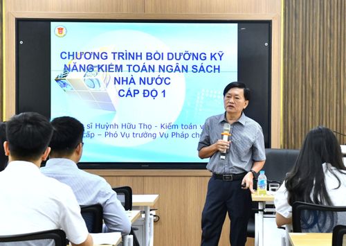 Phó Vụ trưởng Vụ Pháp chế Huỳnh Hữu Thọ giảng chuyên đề về quy trình lập, chấp hành và quyết toán ngân sách nhà nước. Ảnh: N.Ly