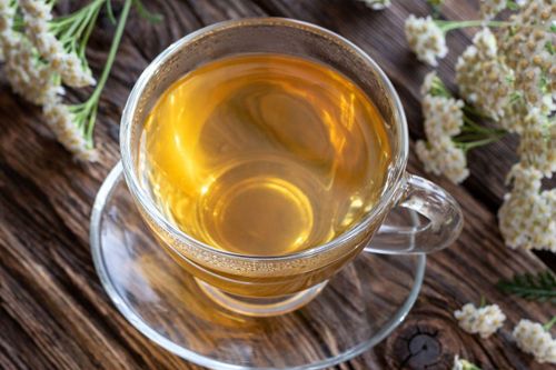 Cho toàn bộ lá vào nồi, đậy kín nắp trong vài phút, sau đó mở ra đảo đều. Khoảng 5–7 phút sau, chắt lấy nước đầu để uống, rồi tiếp tục thêm khoảng 200ml nước vào nấu lần thứ hai. Ảnh minh họa.