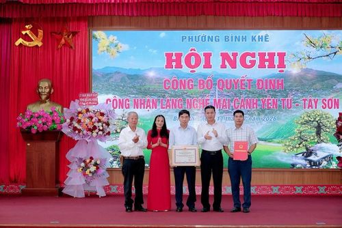 Phó Giám đốc Sở Nông nghiệp và Môi trường trao Quyết định công nhận Làng nghề Mai cảnh Yên Tử - Tây Sơn. Ảnh: DDCI BÌNH KHÊ