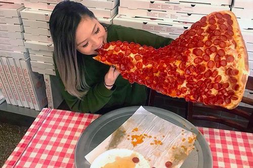 Các món ăn tại Mỹ có kích thước khiến du khách choáng ngợp. (Ảnh: Pizza Barn Yonkers)